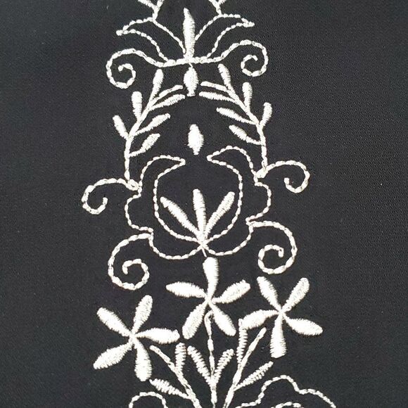 🔹️🔺️Loft Black & White Floral Embroidered Skirt Petite 10 - Picture 4 of 10